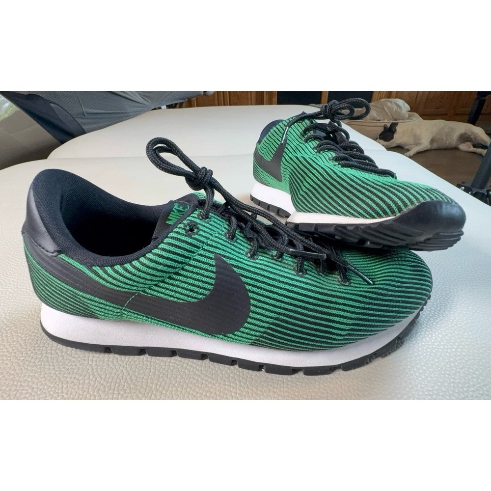 Women's 7.5 NIKE Air Pegasus 83 green & black athletic shoes. EUC.